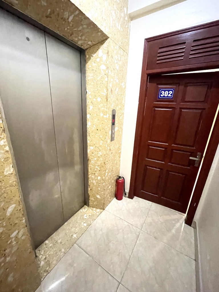 Bán nhà Hoàng Cầu - diện tích 57m2 8 tầng - HOTEL 8 TẦNG - THANG MÁY - NGÕ THÔNG Ô TÔ - giá 24,5 tỷ