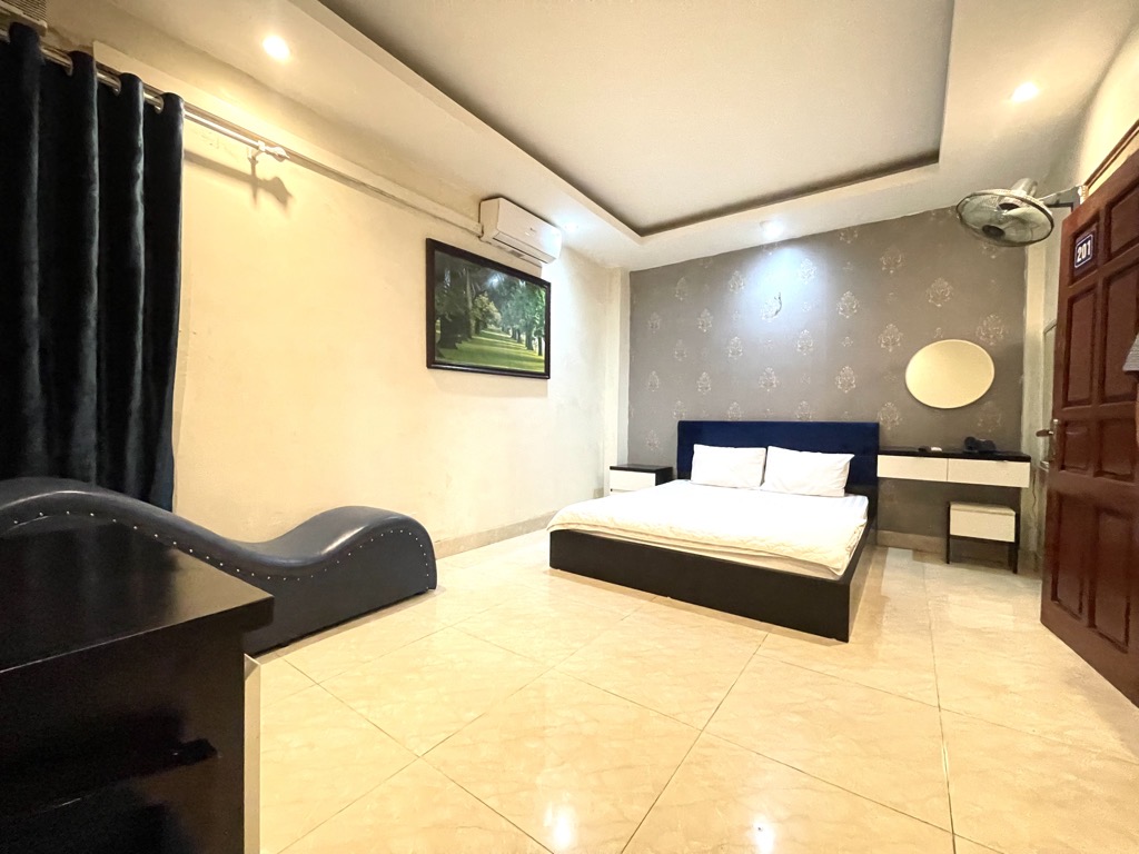 Bán nhà Hoàng Cầu - diện tích 57m2 8 tầng - HOTEL 8 TẦNG - THANG MÁY - NGÕ THÔNG Ô TÔ - giá 24,5 tỷ