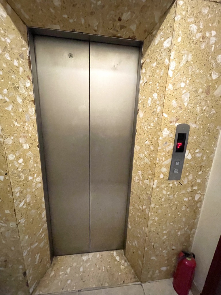 Bán nhà Hoàng Cầu - diện tích 57m2 8 tầng - HOTEL 8 TẦNG - THANG MÁY - NGÕ THÔNG Ô TÔ - giá 24,5 tỷ