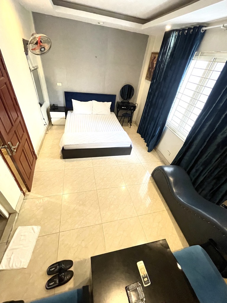 Bán nhà Hoàng Cầu - diện tích 57m2 8 tầng - HOTEL 8 TẦNG - THANG MÁY - NGÕ THÔNG Ô TÔ - giá 24,5 tỷ