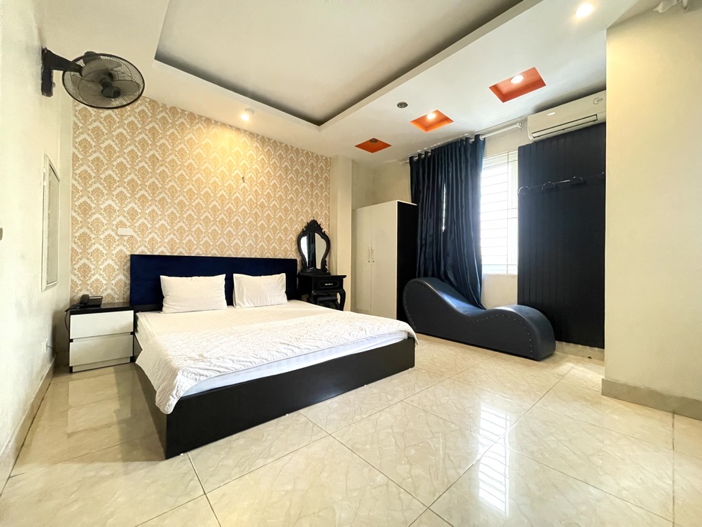 Bán nhà Hoàng Cầu - diện tích 57m2 8 tầng - HOTEL 8 TẦNG - THANG MÁY - NGÕ THÔNG Ô TÔ - giá 24,5 tỷ