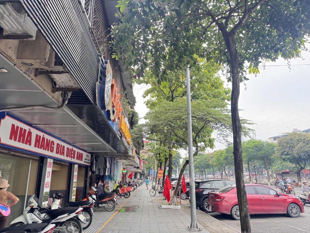 Bán nhà Quỳnh Mai - diện tích 140m2 1 tầng - Nhà 2 mặt đường, ô tô đỗ thoải mái - giá 9,9 tỷ