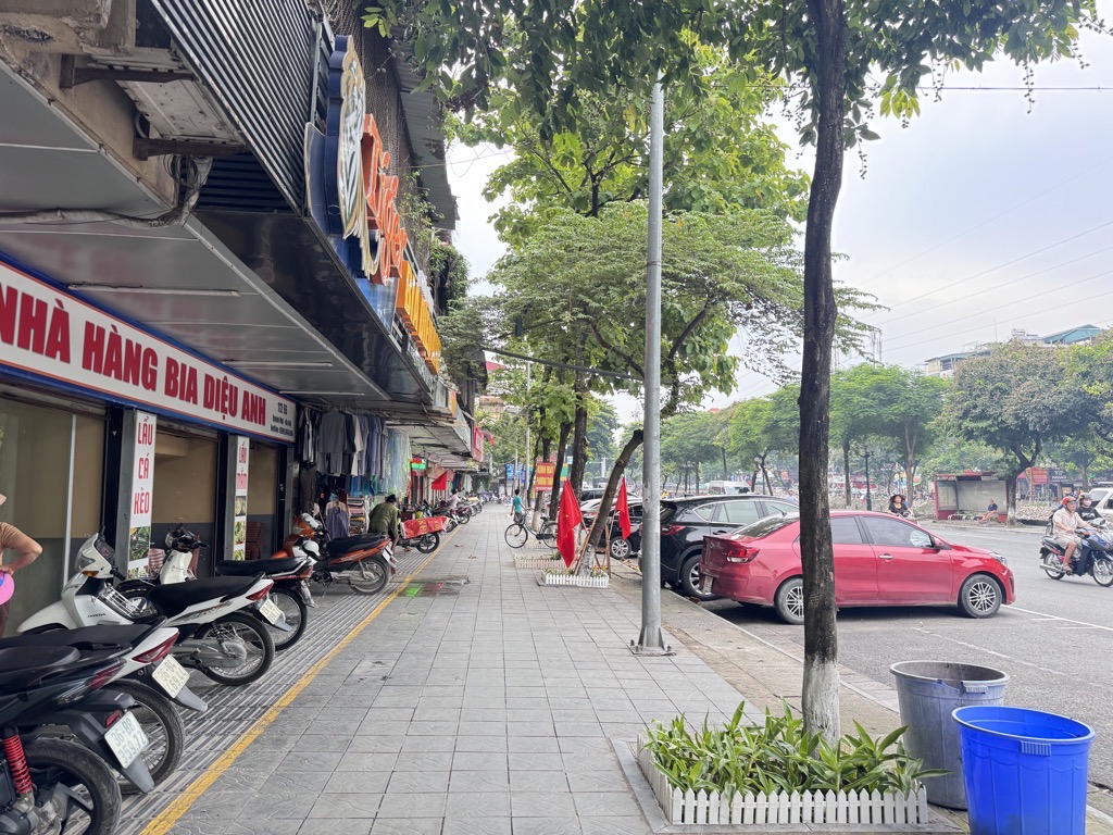 Bán nhà Quỳnh Mai - diện tích 140m2 1 tầng - Nhà 2 mặt đường, ô tô đỗ thoải mái - giá 9,9 tỷ