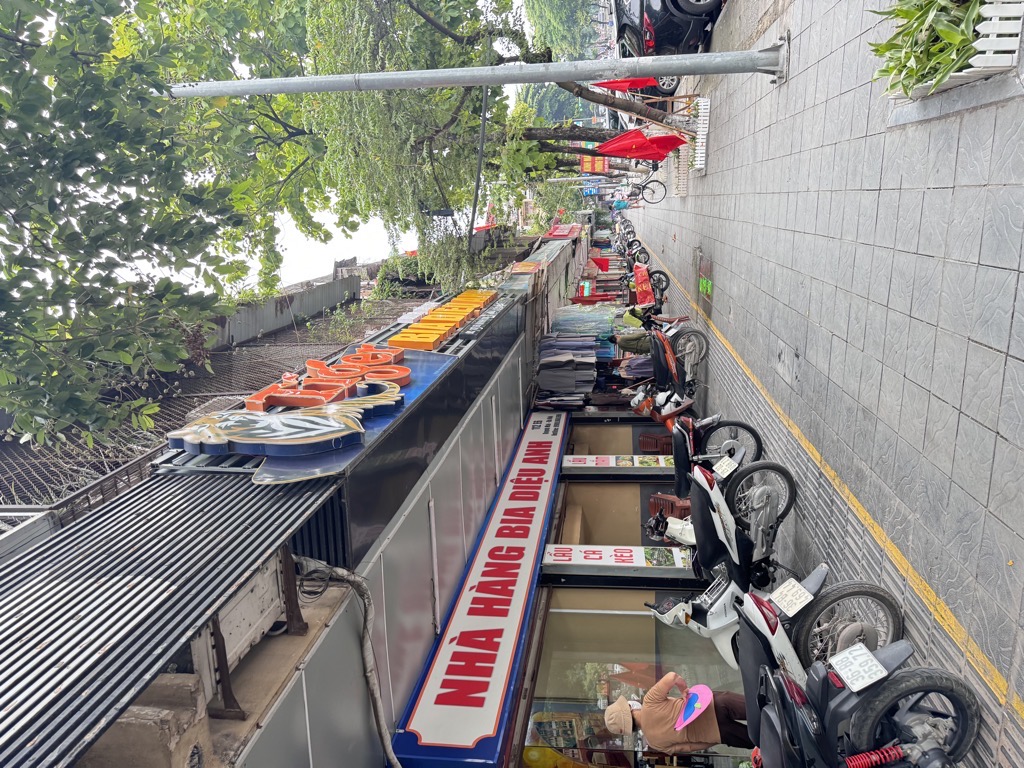 Bán nhà Quỳnh Mai - diện tích 140m2 1 tầng - Nhà 2 mặt đường, ô tô đỗ thoải mái - giá 9,9 tỷ