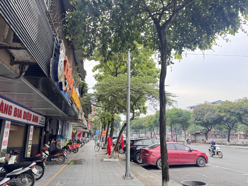 Bán nhà Quỳnh Mai - diện tích 140m2 1 tầng - Nhà 2 mặt đường, ô tô đỗ thoải mái - giá 9,9 tỷ