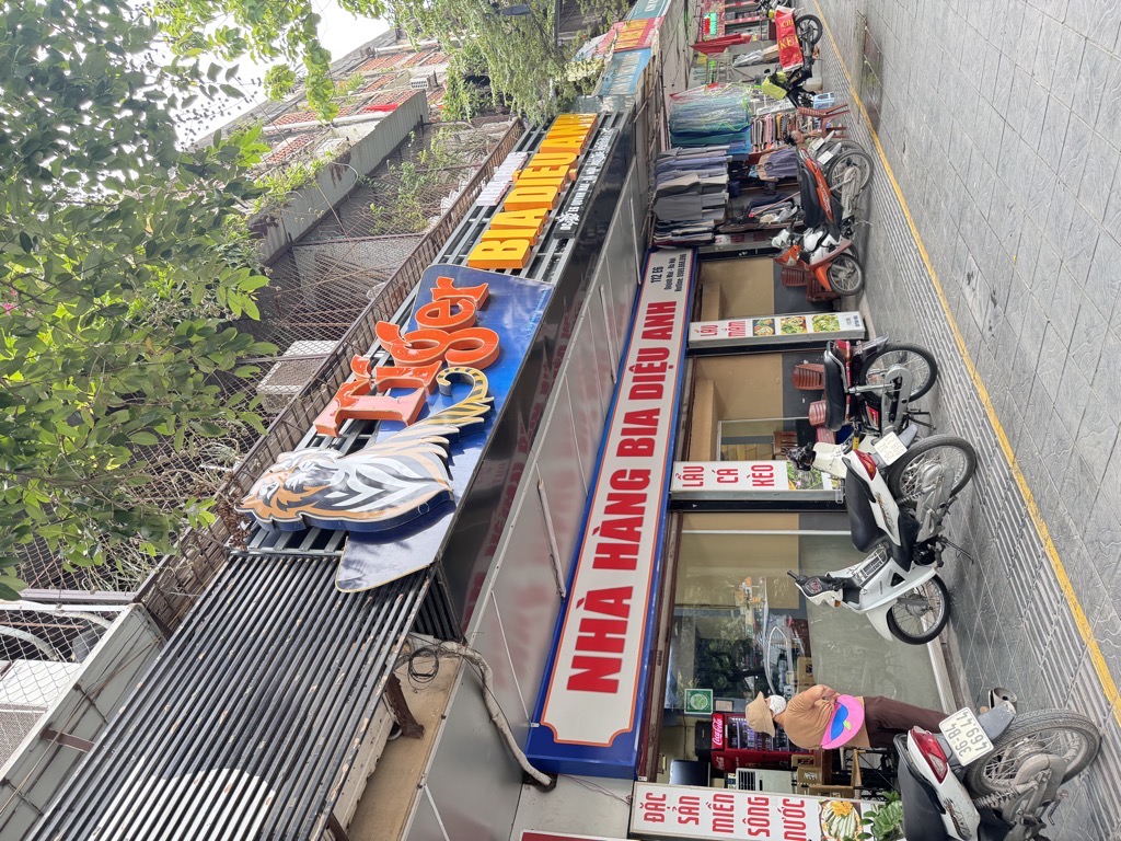 Bán nhà Quỳnh Mai - diện tích 140m2 1 tầng - Nhà 2 mặt đường, ô tô đỗ thoải mái - giá 9,9 tỷ