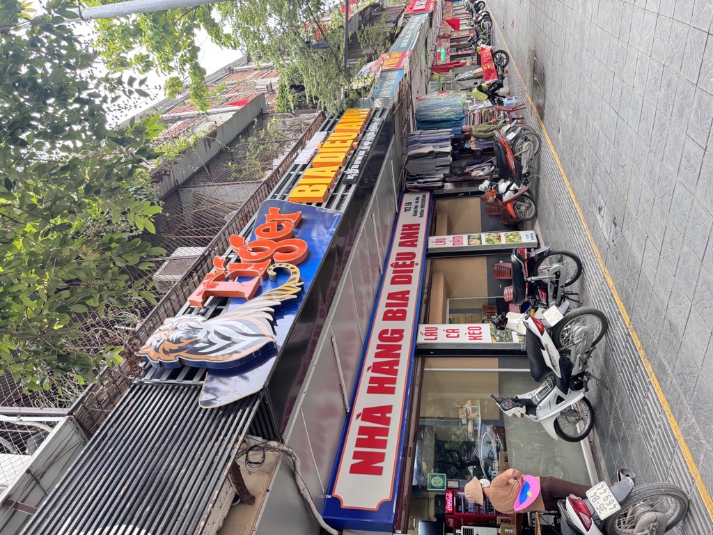 Bán nhà Quỳnh Mai - diện tích 140m2 1 tầng - Nhà 2 mặt đường, ô tô đỗ thoải mái - giá 9,9 tỷ