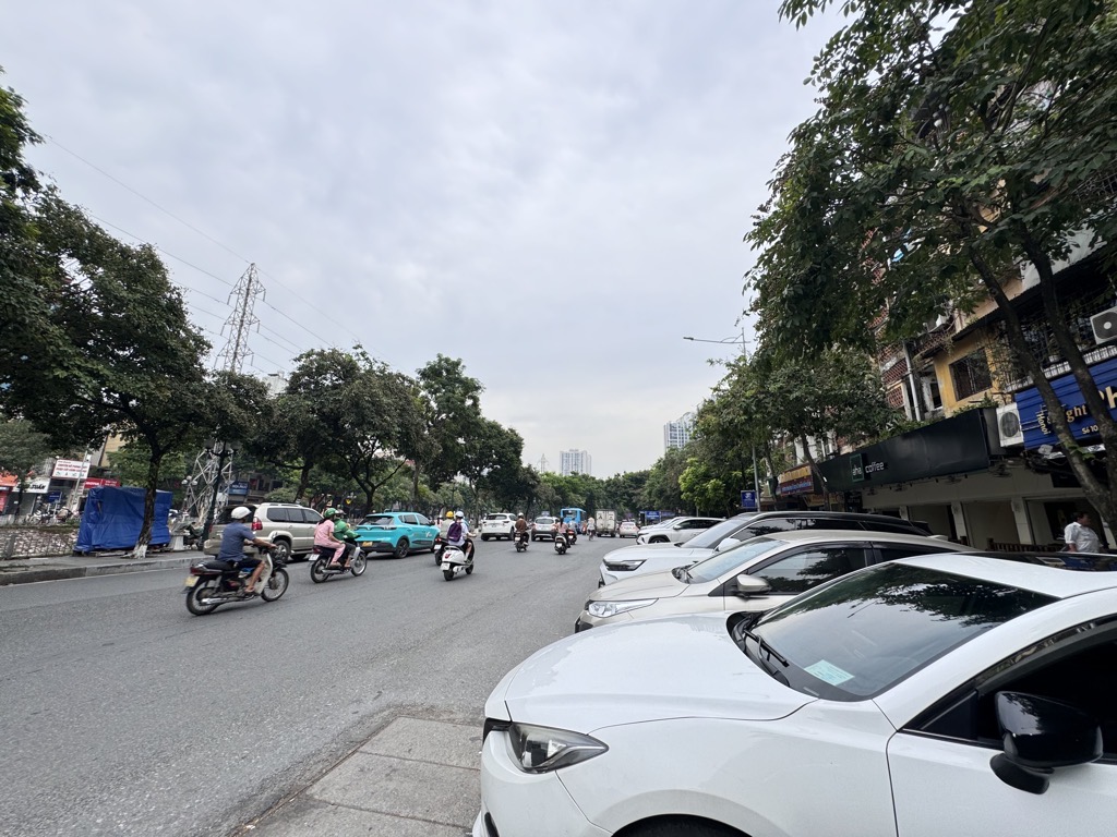 Bán nhà Quỳnh Mai - diện tích 140m2 1 tầng - Nhà 2 mặt đường, ô tô đỗ thoải mái - giá 9,9 tỷ