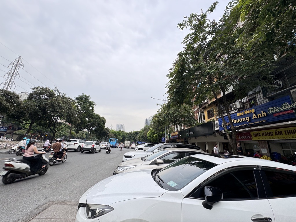 Bán nhà Quỳnh Mai - diện tích 140m2 1 tầng - Nhà 2 mặt đường, ô tô đỗ thoải mái - giá 9,9 tỷ