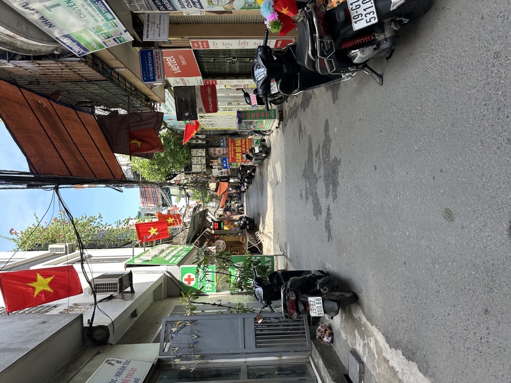 Bán nhà Đê Trần Khát Chân - diện tích 28m2 3 tầng - ô tô vào nhà - giá 12,8 tỷ