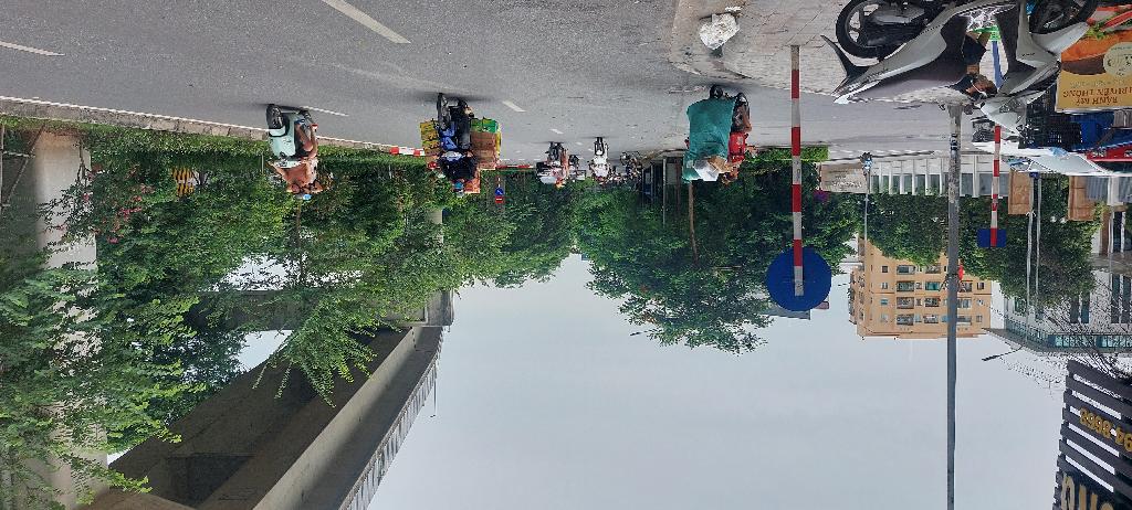 Bán nhà Hoàng Cầu - diện tích 26.8m2 3 tầng - Mặt phố lớn, kinh doanh sầm uất - giá 12 tỷ