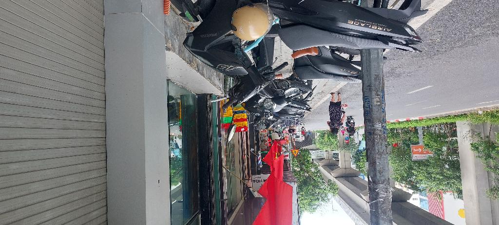 Bán nhà Hoàng Cầu - diện tích 26.8m2 3 tầng - Mặt phố lớn, kinh doanh sầm uất - giá 12 tỷ