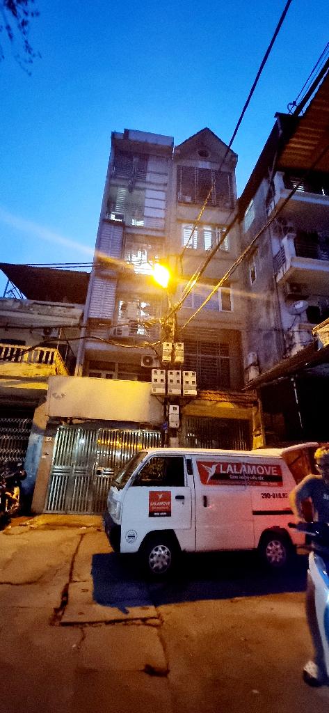 Bán nhà Giải Phóng - diện tích 60m2 6 tầng - Ngõ ô tô tránh - giá 17,8 tỷ