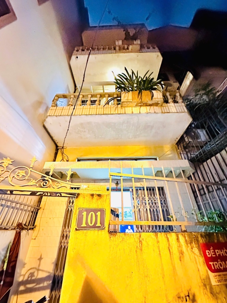 Bán nhà Hào Nam - diện tích 61m2 3 tầng - ngõ rộng ba gác phóng - giá 12,8 tỷ