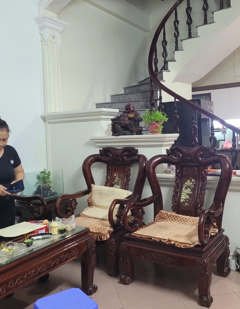 Bán nhà Lĩnh Nam - diện tích 77m2 3 tầng - Ngõ lý thuyết ô tô qua nhà - giá 17 tỷ