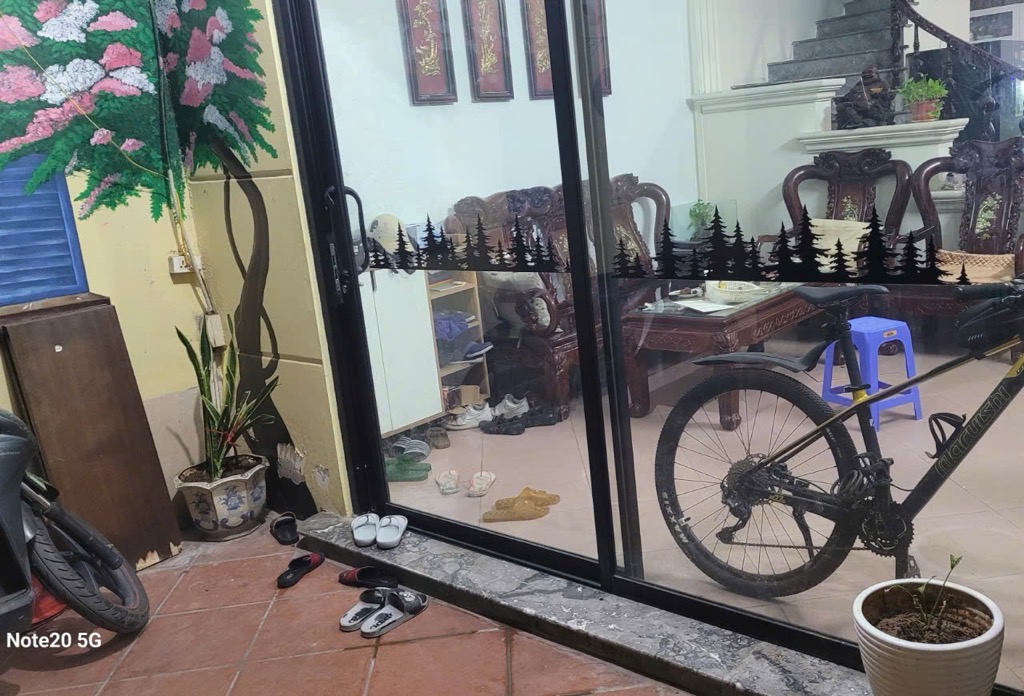 Bán nhà Lĩnh Nam - diện tích 77m2 3 tầng - Ngõ lý thuyết ô tô qua nhà - giá 17 tỷ