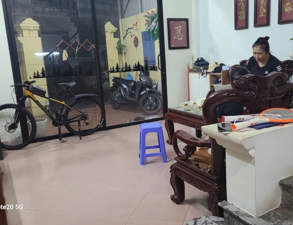 Bán nhà Lĩnh Nam - diện tích 77m2 3 tầng - Ngõ lý thuyết ô tô qua nhà - giá 17 tỷ