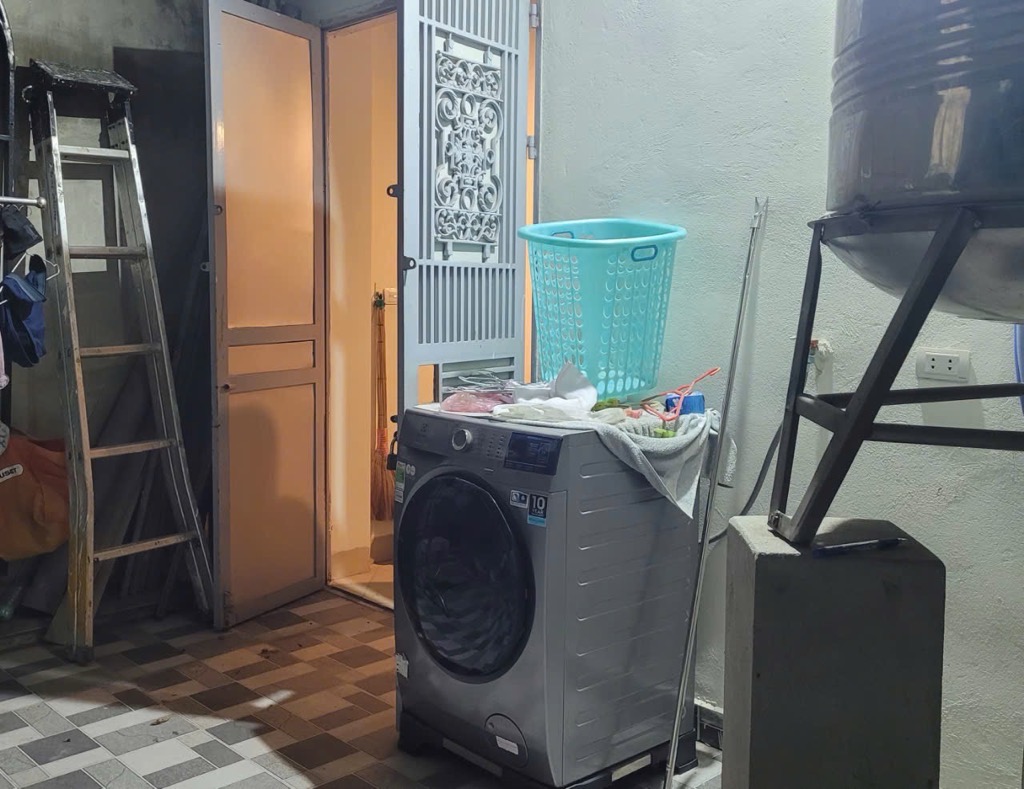 Bán nhà Lĩnh Nam - diện tích 77m2 3 tầng - Ngõ lý thuyết ô tô qua nhà - giá 17 tỷ