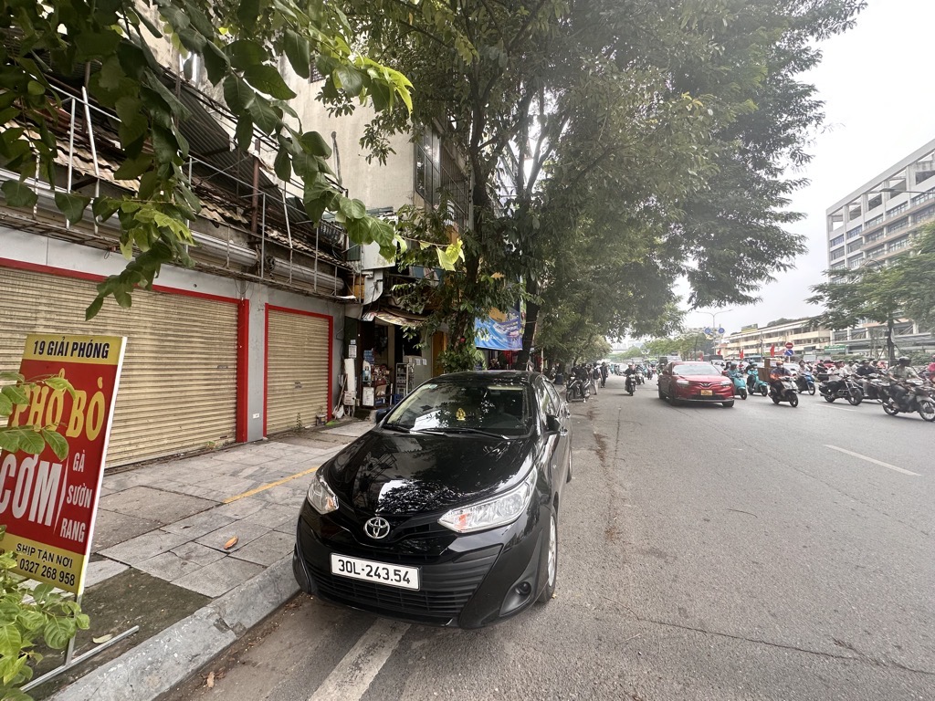 Bán nhà Giải Phóng - diện tích 30m2 1 tầng - Mặt tiền khủng - giá 13 tỷ