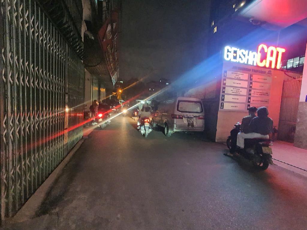 Bán nhà Đường Láng - diện tích 82m2 3 tầng - ô tô tránh - giá 24,2 tỷ