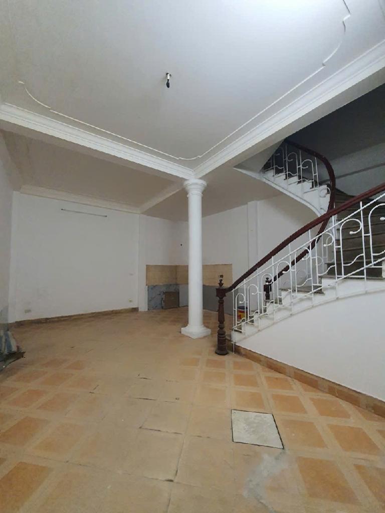 Bán nhà Đường Láng - diện tích 82m2 3 tầng - ô tô tránh - giá 24,2 tỷ