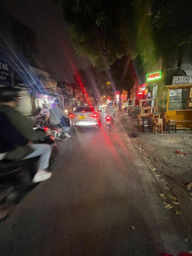 Bán nhà Đê La Thành - diện tích 19,9m2 2 tầng - Ô tô tránh - giá 8,6 tỷ