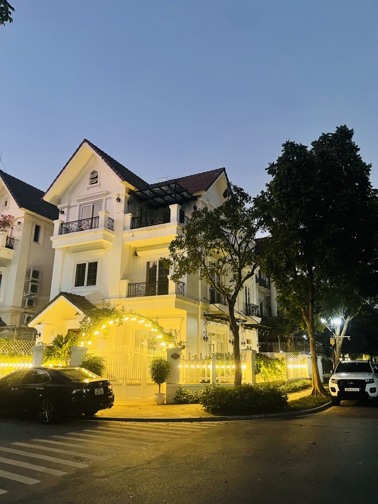 Bán biệt thự Vinhomes Riverside 191.5m2 x 3 tầng, mặt tiền 26m, Giá 72 tỷ