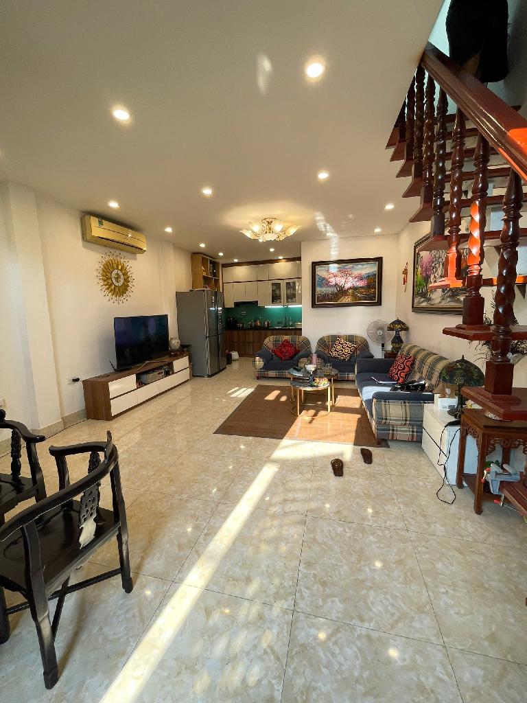 Bán nhà Nguyễn Khoái - diện tích 50m2 2 tầng - Ô TÔ 50M - giá 7,5 tỷ