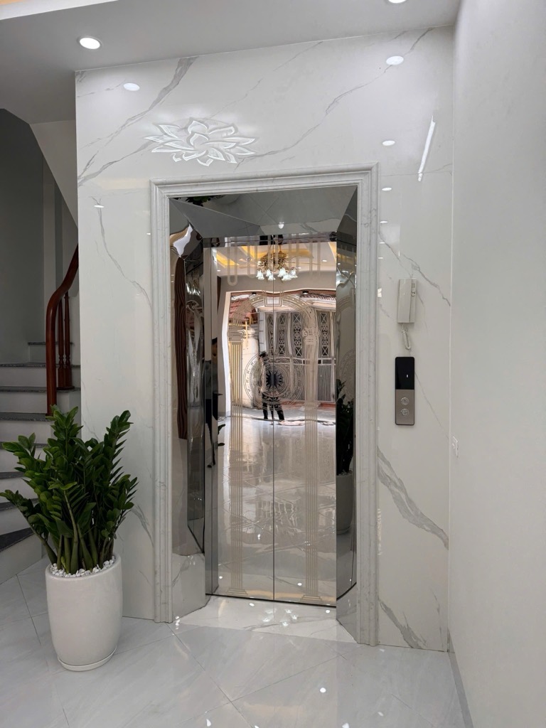 Bán nhà Nguyễn Chính - diện tích 38m2 5 tầng - ô tô tránh - giá 9,5 tỷ