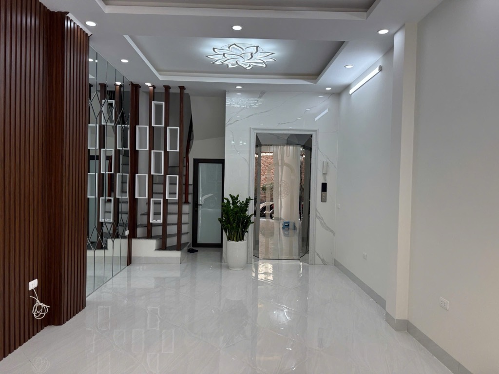 Bán nhà Nguyễn Chính - diện tích 38m2 5 tầng - ô tô tránh - giá 9,5 tỷ