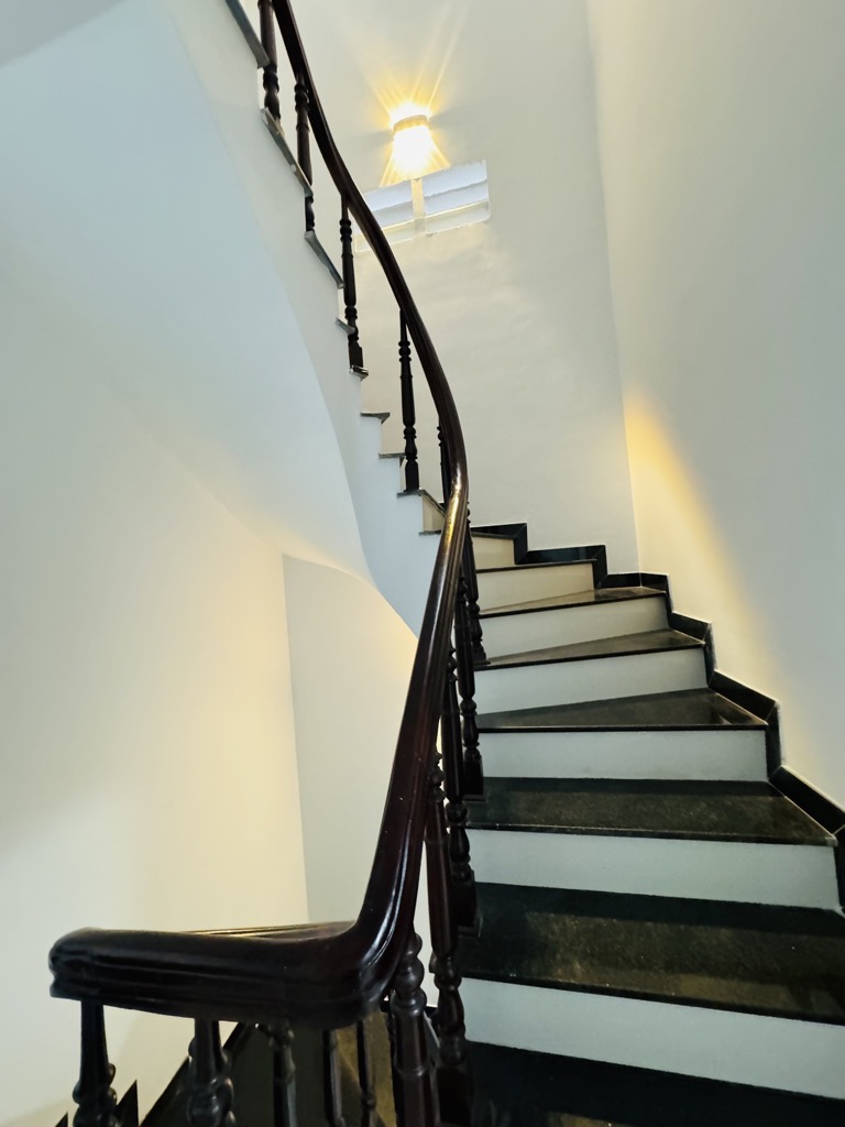 Bán nhà Phạm Ngọc Thạch - diện tích 40m2 5 tầng - ô tô đỗ cửa - giá 15 tỷ