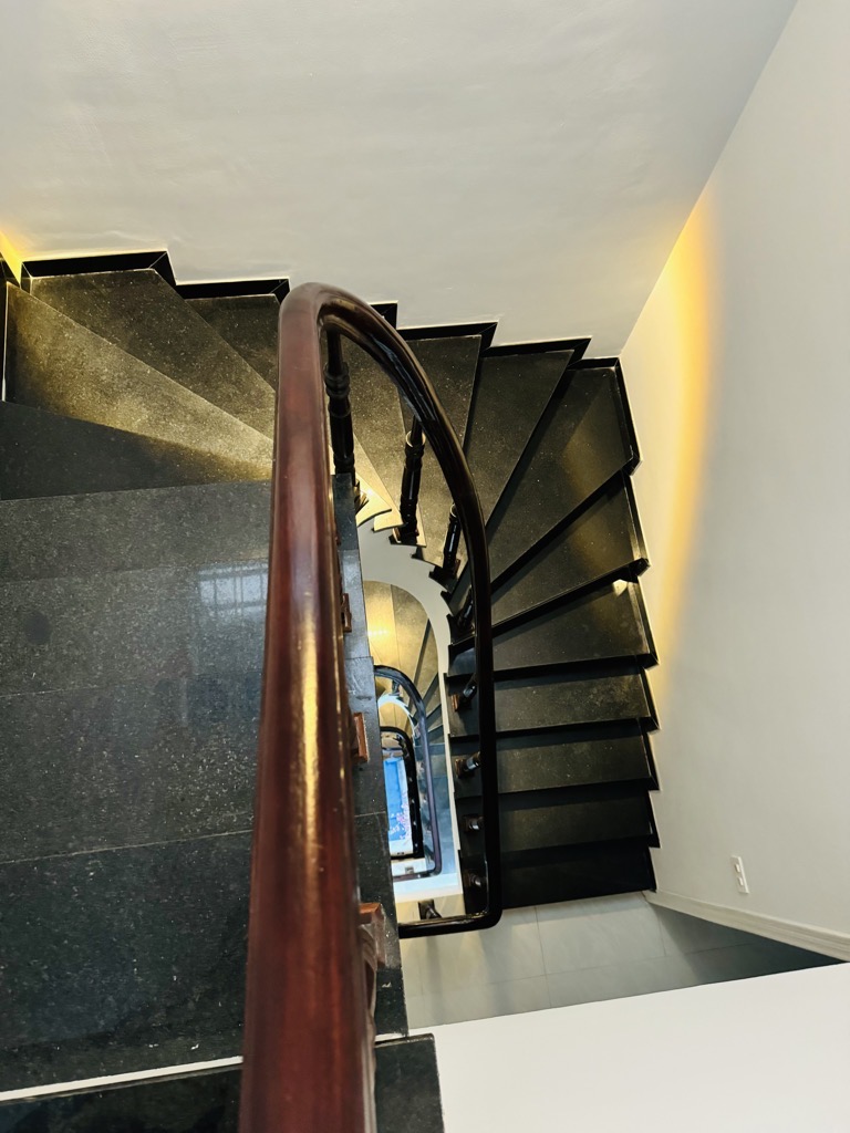 Bán nhà Phạm Ngọc Thạch - diện tích 40m2 5 tầng - ô tô đỗ cửa - giá 15 tỷ