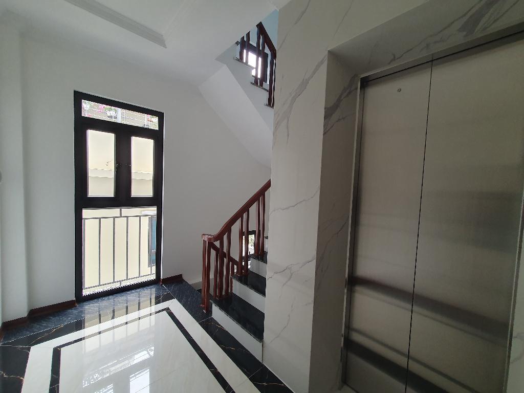 Bán nhà Giáp Bát - 47m2 - 7 tầng - ô tô đỗ cửa - giá 21,9 tỷ