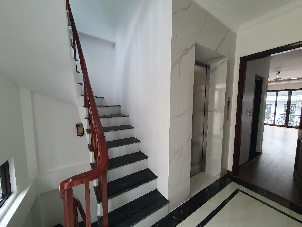 Bán nhà Giáp Bát - 47m2 - 7 tầng - ô tô đỗ cửa - giá 21,9 tỷ