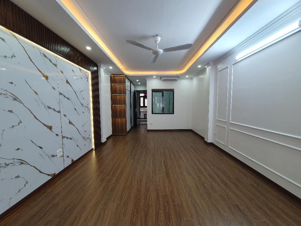 Bán nhà Giáp Bát - 47m2 - 7 tầng - ô tô đỗ cửa - giá 21,9 tỷ