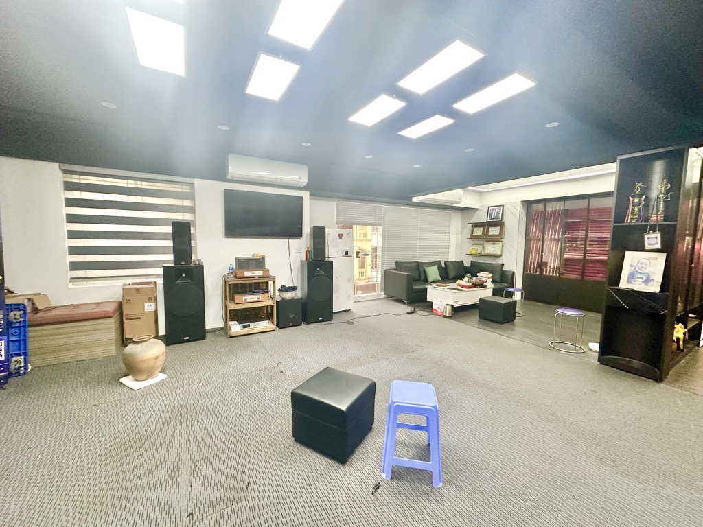 Bán nhà Nghiêm Xuân Yêm - diện tích 138m2 2 tầng - Lô góc, sân ban công rộng - giá 8,3 tỷ