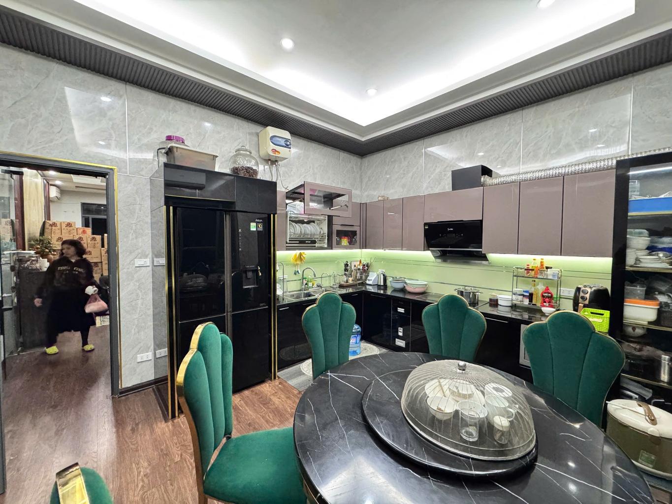 Bán nhà Láng - diện tích 63.4m2 4 tầng - Ô tô đỗ cách 15m - giá 17,8 tỷ