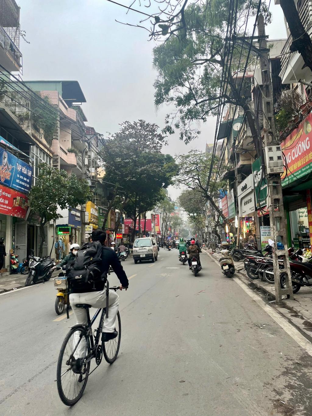 Bán nhà Hoàng Văn Thái - diện tích 40m2 3 tầng - Mặt phố vỉa hè kinh doanh ô tô tránh - giá 18,8 tỷ