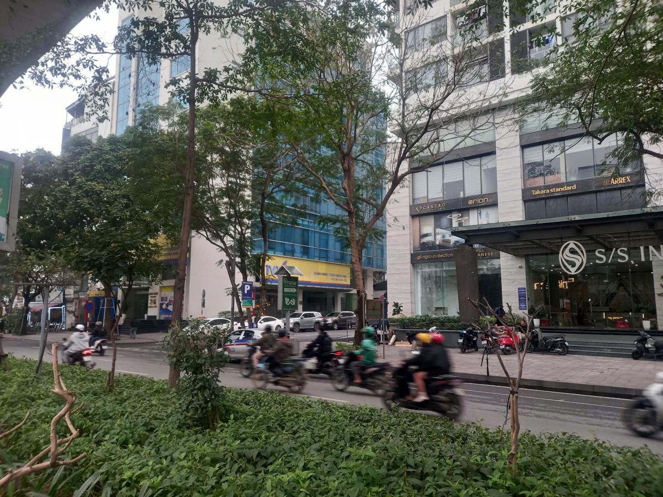 Bán nhà Hoàng Cầu - diện tích 20m2 5 tầng - Nhà mặt phố triệu đô - giá 12,9 tỷ