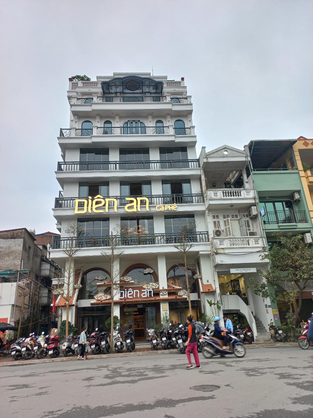 Bán nhà Hoàng Cầu - diện tích 20m2 5 tầng - Nhà mặt phố triệu đô - giá 12,9 tỷ