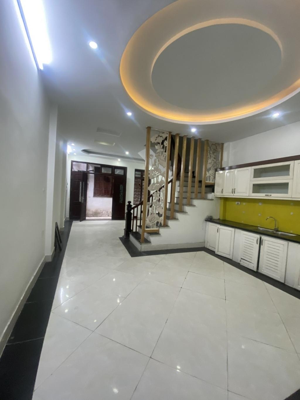 Bán nhà Định Công Thượng - 38.2m2 4 tầng - phân lô, ô tô đỗ cửa, tiện ích đầy đủ - giá 7,5x tỷ