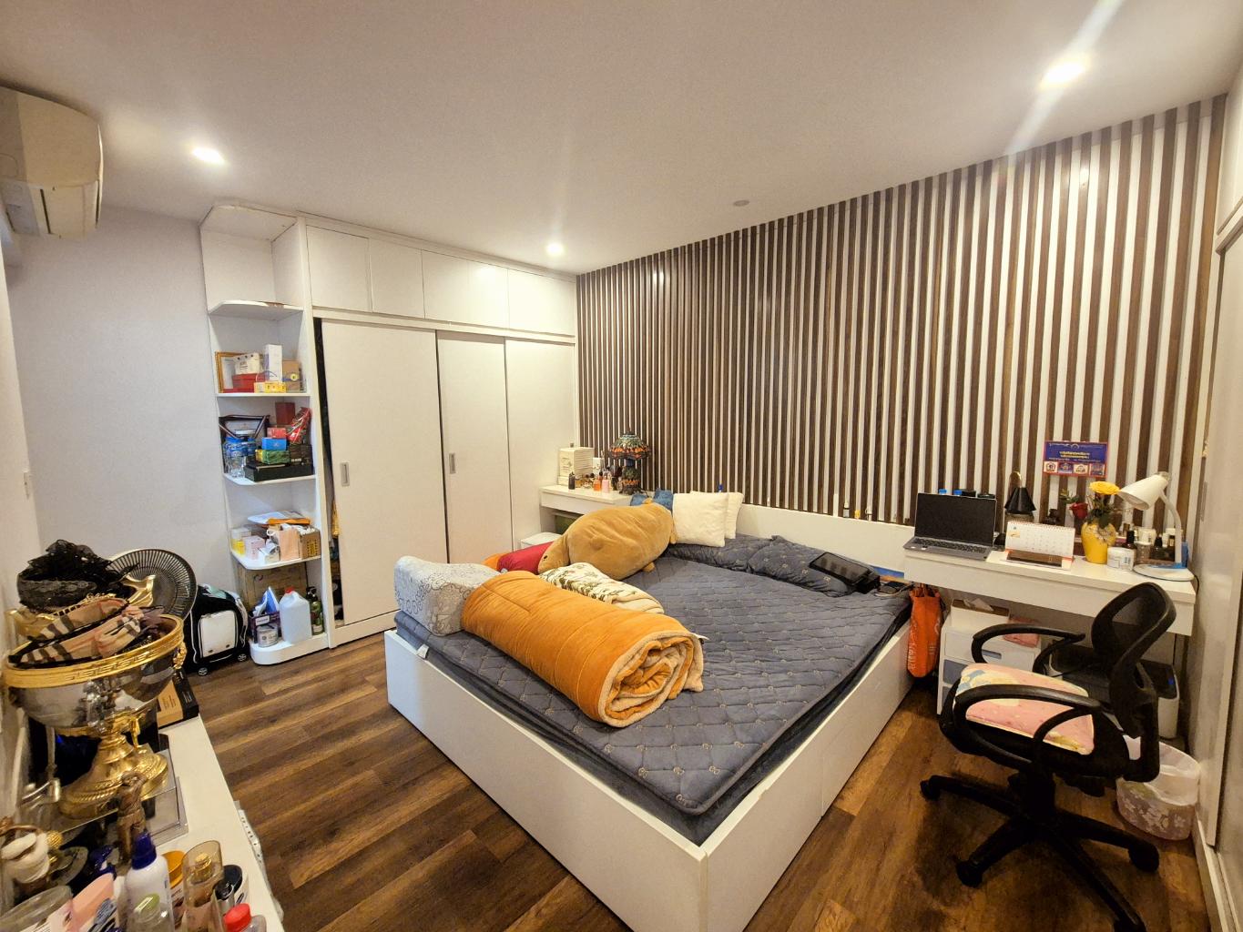 Bán nhà Hoàng Cầu - diện tích 85m2 1 tầng - ô tô vòng quanh dừng đỗ ngày đêm - giá 9,9 tỷ