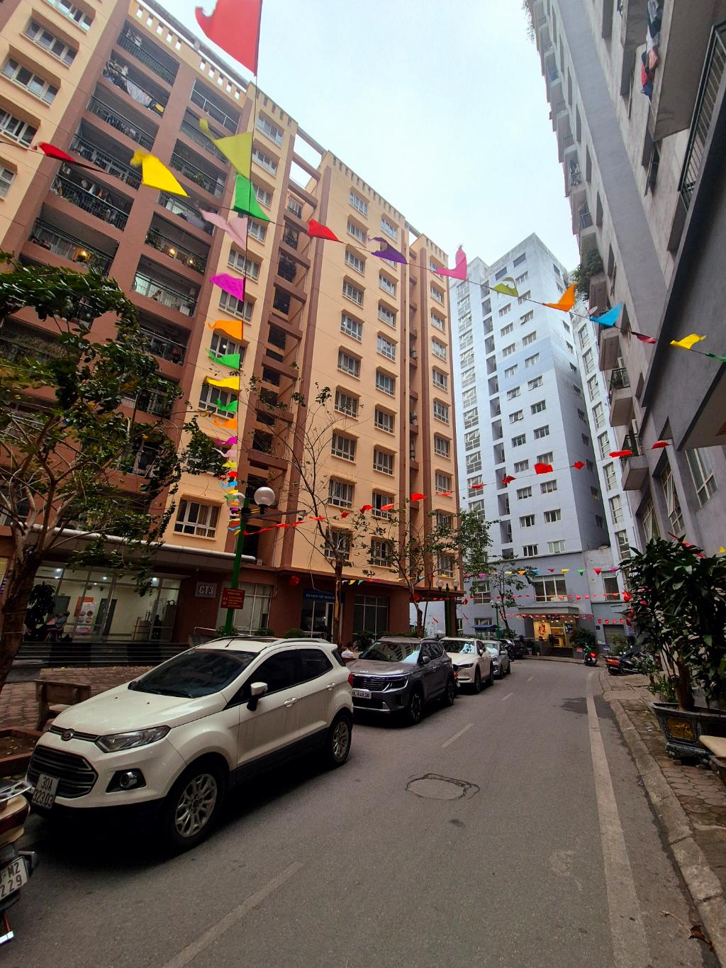 Bán nhà Hoàng Cầu - diện tích 85m2 1 tầng - ô tô vòng quanh dừng đỗ ngày đêm - giá 9,9 tỷ