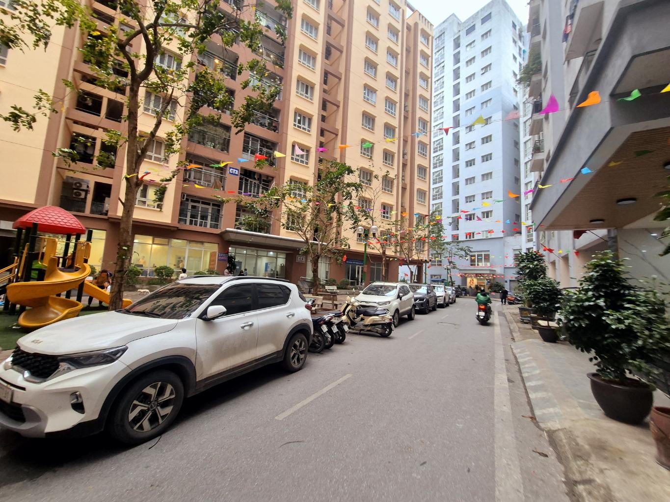 Bán nhà Hoàng Cầu - diện tích 85m2 1 tầng - ô tô vòng quanh dừng đỗ ngày đêm - giá 9,9 tỷ