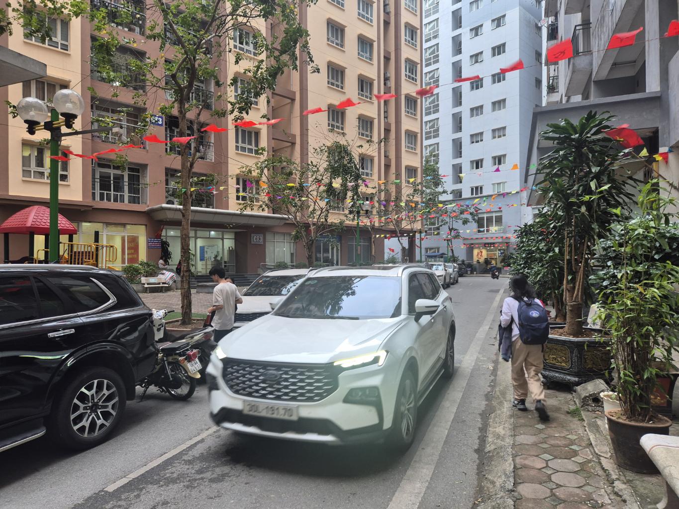 Bán nhà Hoàng Cầu - diện tích 85m2 1 tầng - ô tô vòng quanh dừng đỗ ngày đêm - giá 9,9 tỷ