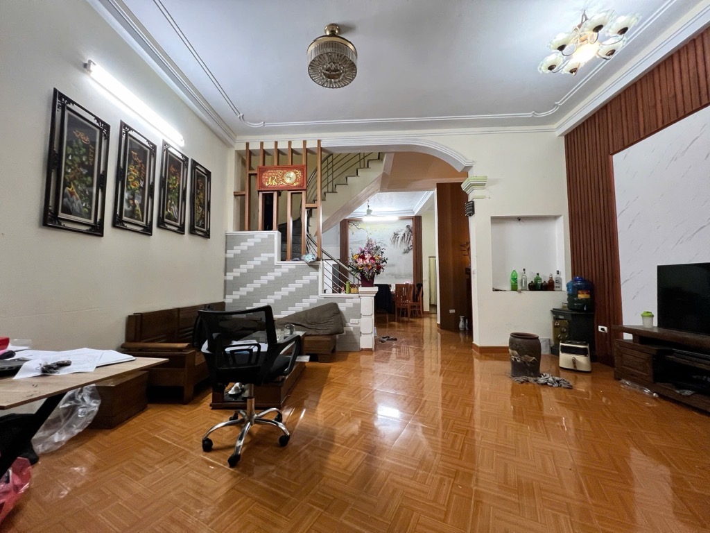 Bán nhà Lĩnh Nam - diện tích 94.8m2 3 tầng - Ngõ 3 gác tránh xe máy - giá 15 tỷ