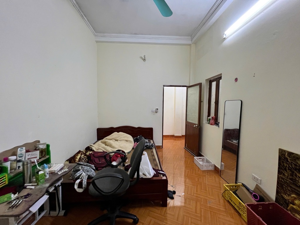 Bán nhà Lĩnh Nam - diện tích 94.8m2 3 tầng - Ngõ 3 gác tránh xe máy - giá 15 tỷ