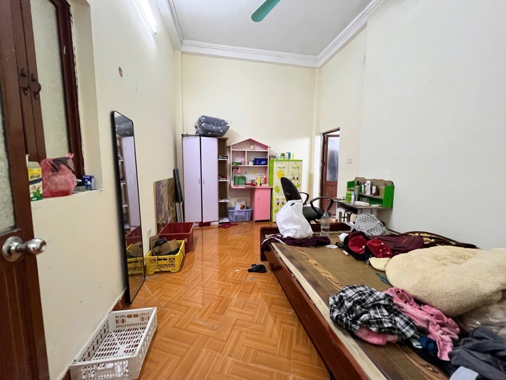 Bán nhà Lĩnh Nam - diện tích 94.8m2 3 tầng - Ngõ 3 gác tránh xe máy - giá 15 tỷ