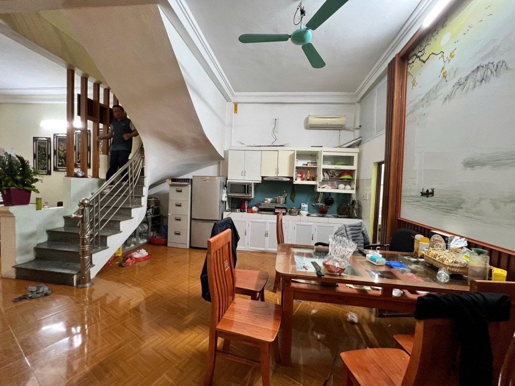 Bán nhà Lĩnh Nam - diện tích 94.8m2 3 tầng - Ngõ 3 gác tránh xe máy - giá 15 tỷ