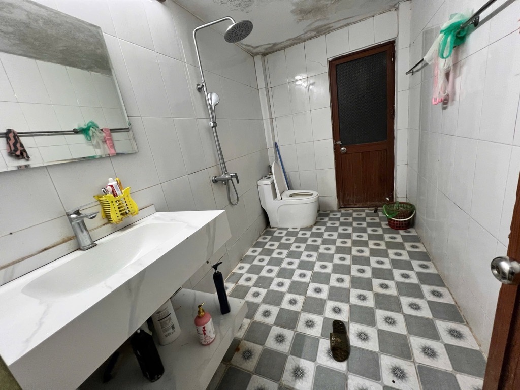 Bán nhà Lĩnh Nam - diện tích 94.8m2 3 tầng - Ngõ 3 gác tránh xe máy - giá 15 tỷ